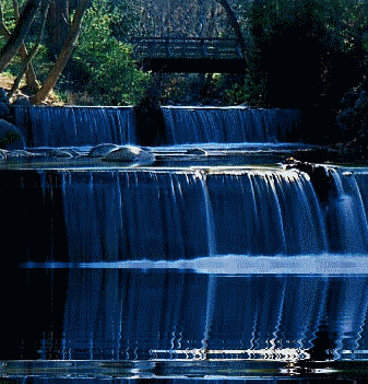 une cascade l' eau et bien bleu comme des yeux lool