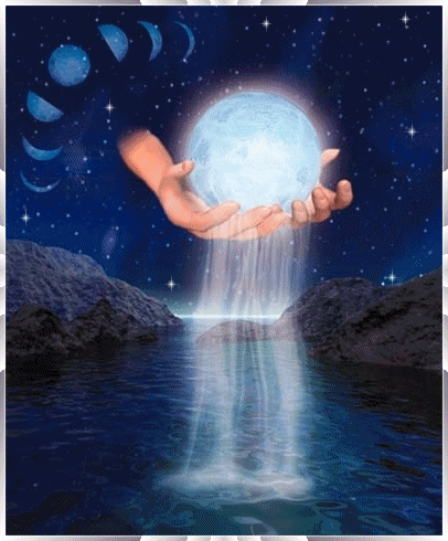 une belle lune dans le creux de la main d' une femme